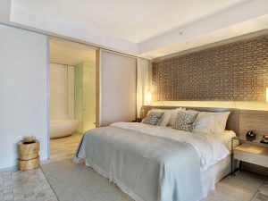 hotel-bedroom-bath